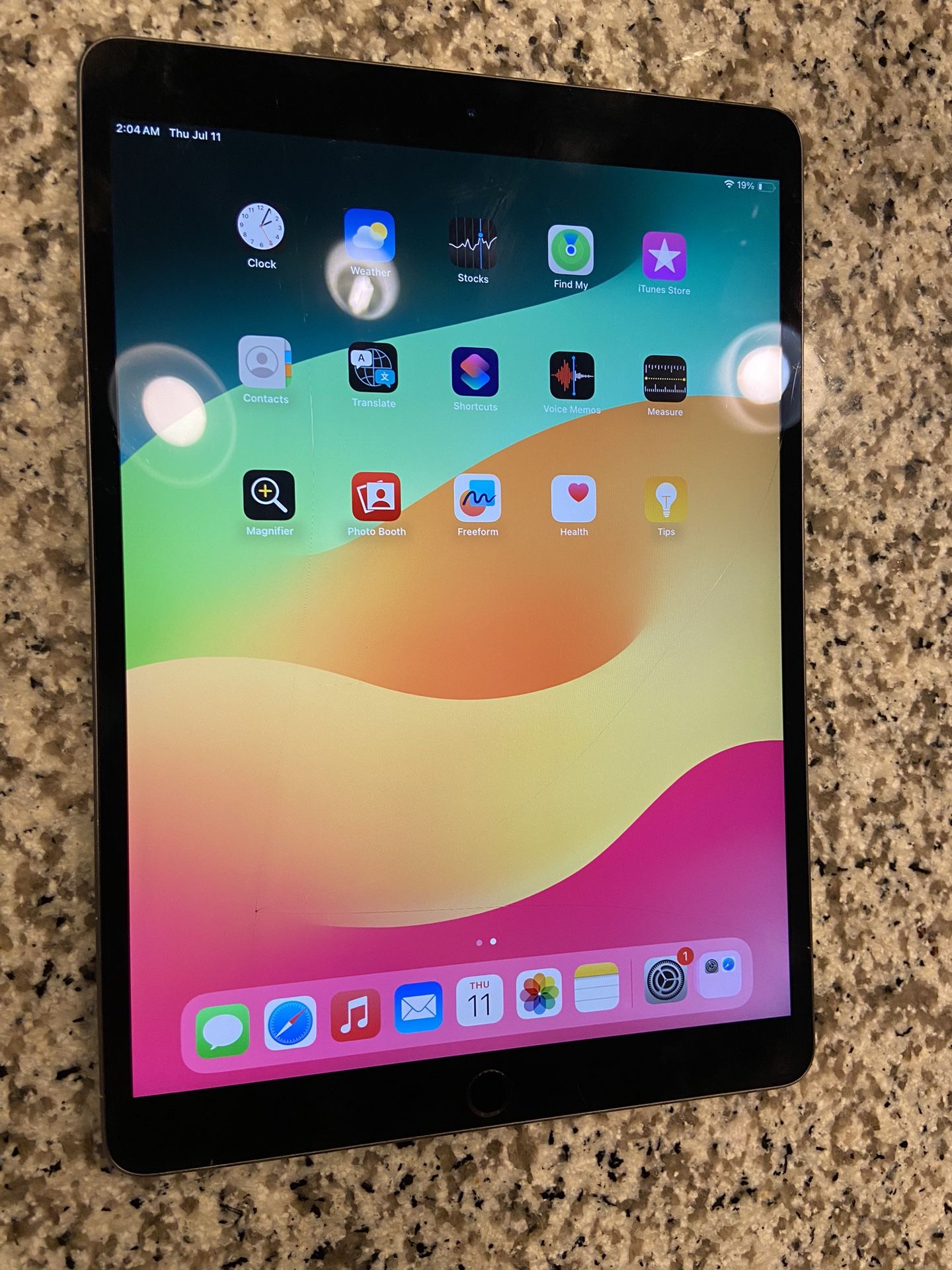 Apple iPad Air 3rd Generation 256gb - Hairline Cracks On Screen - Please See Pictures - Works Great - Comes With Charging Cable 