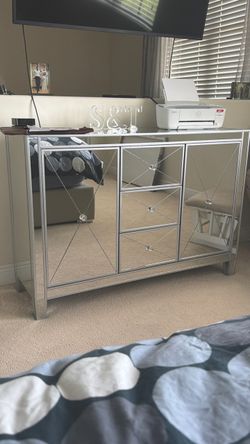 Mirror cabinet