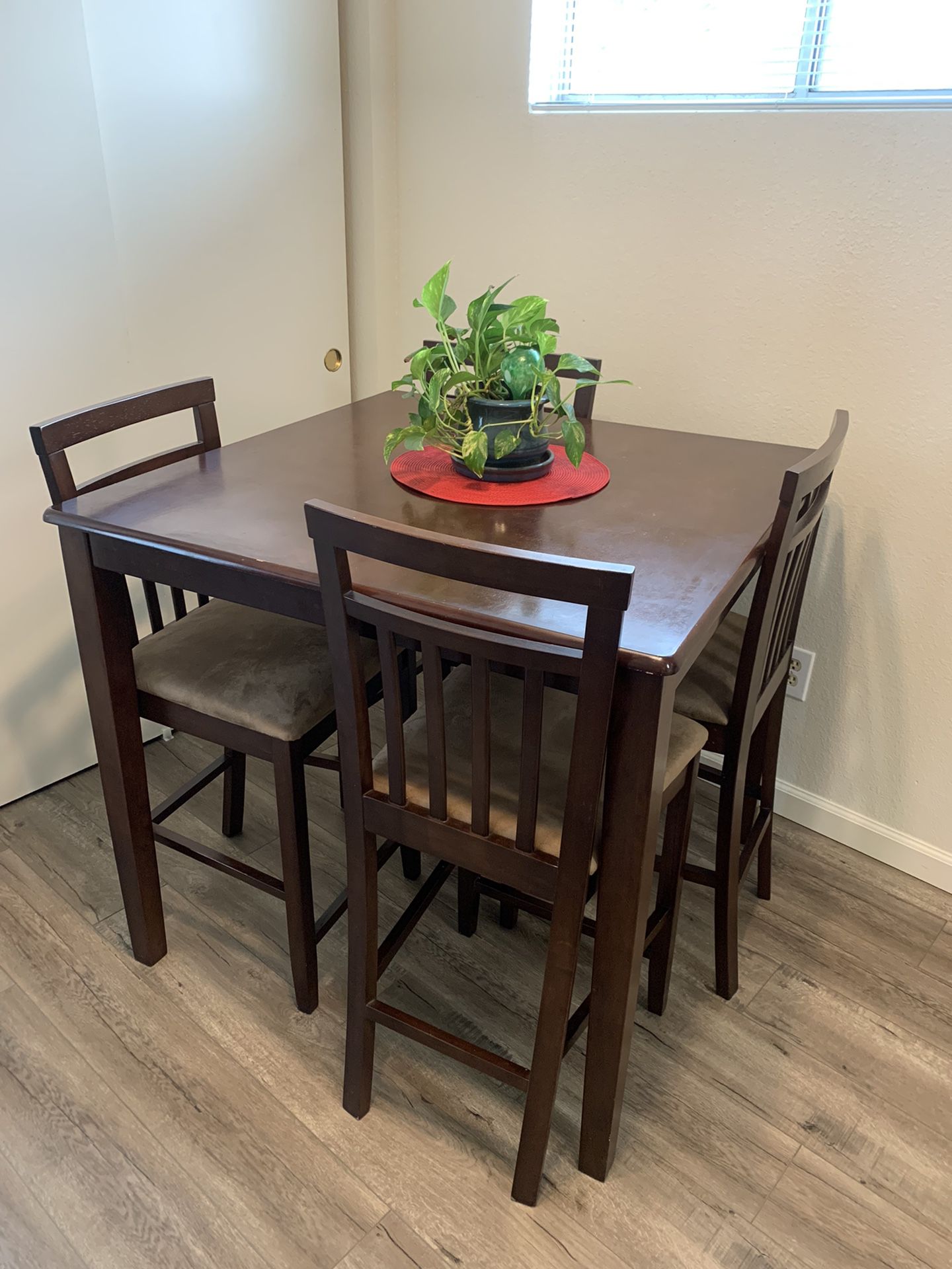 Kitchen Table & 4 chairs 