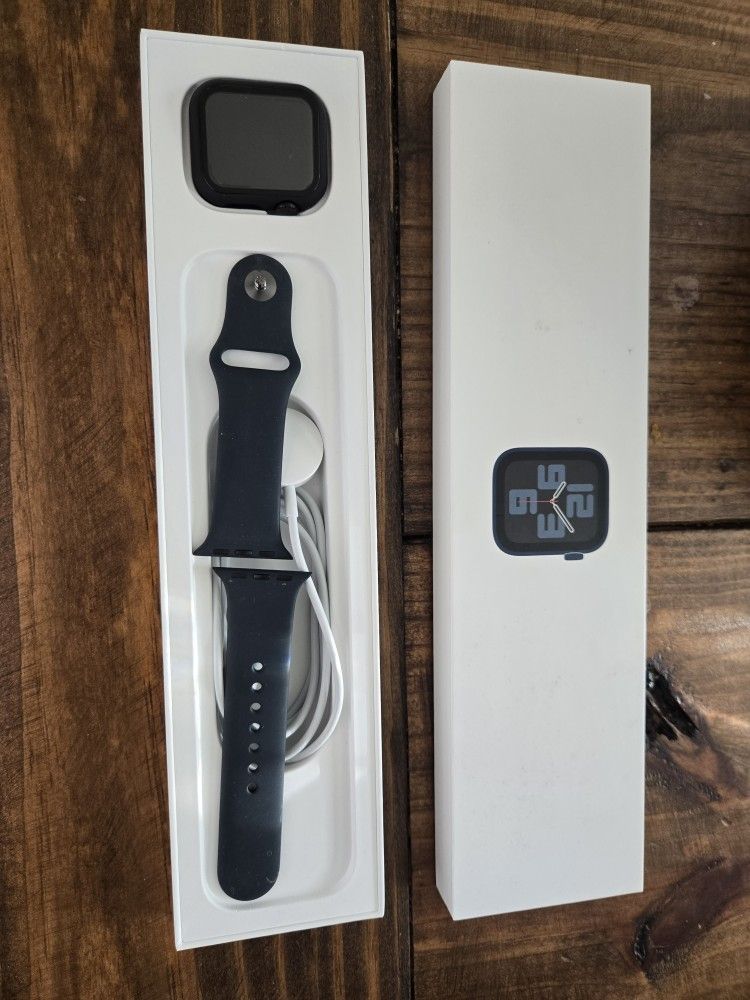 Apple Watch MNTM3LL/A Apple Watch SE (2nd Gen) 40mm