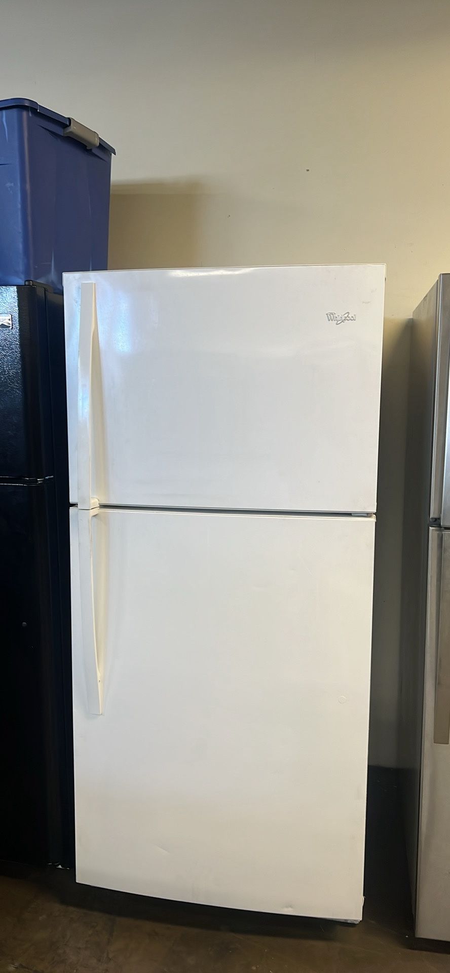 Whirlpool Gloss White Top Freezer Refrigerator Apartment Size