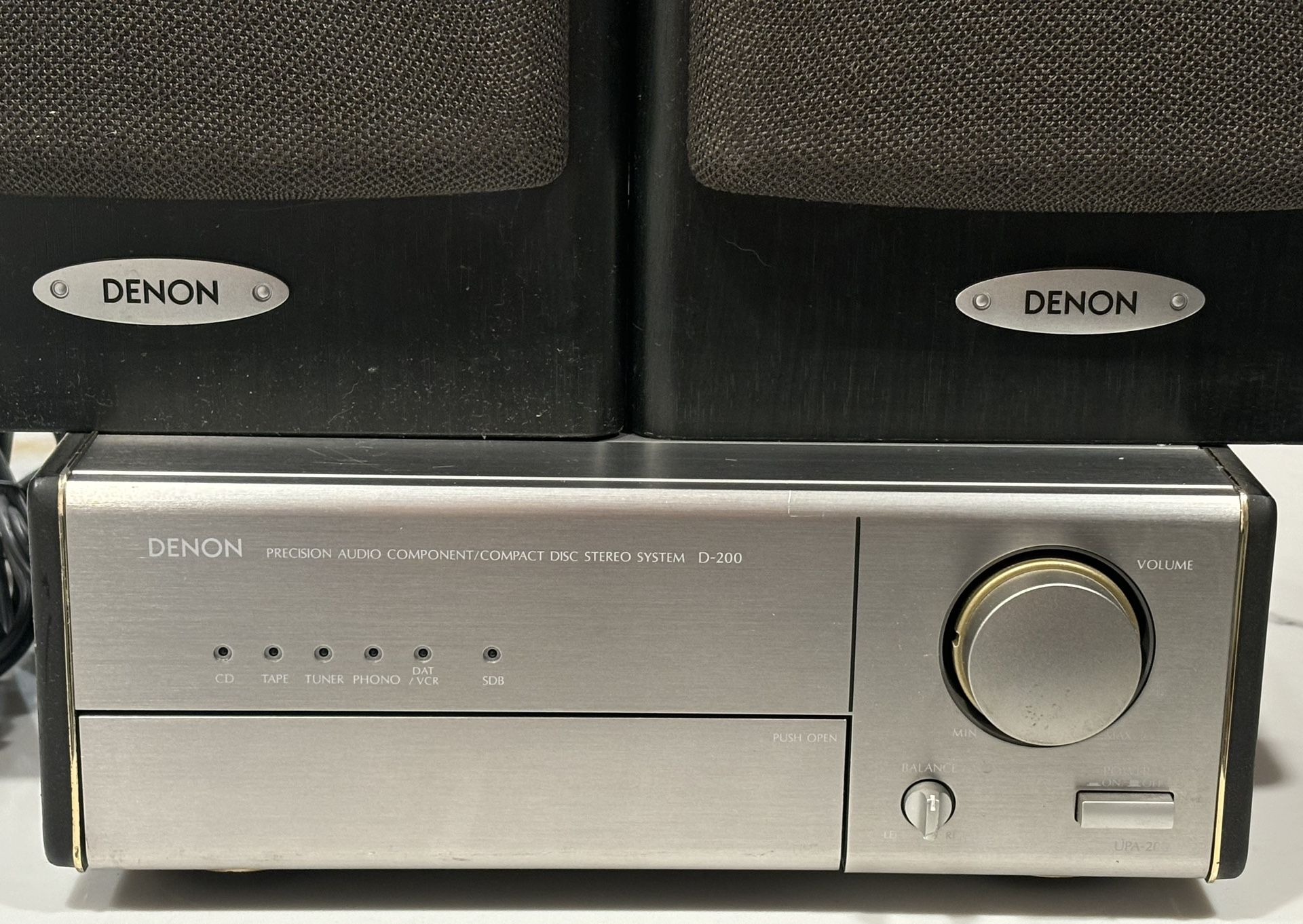 DENON D-200 PRECISION AUDIO COMPONENT COMPACT DISC STEREO SYSTEM WITH SPEAKERS