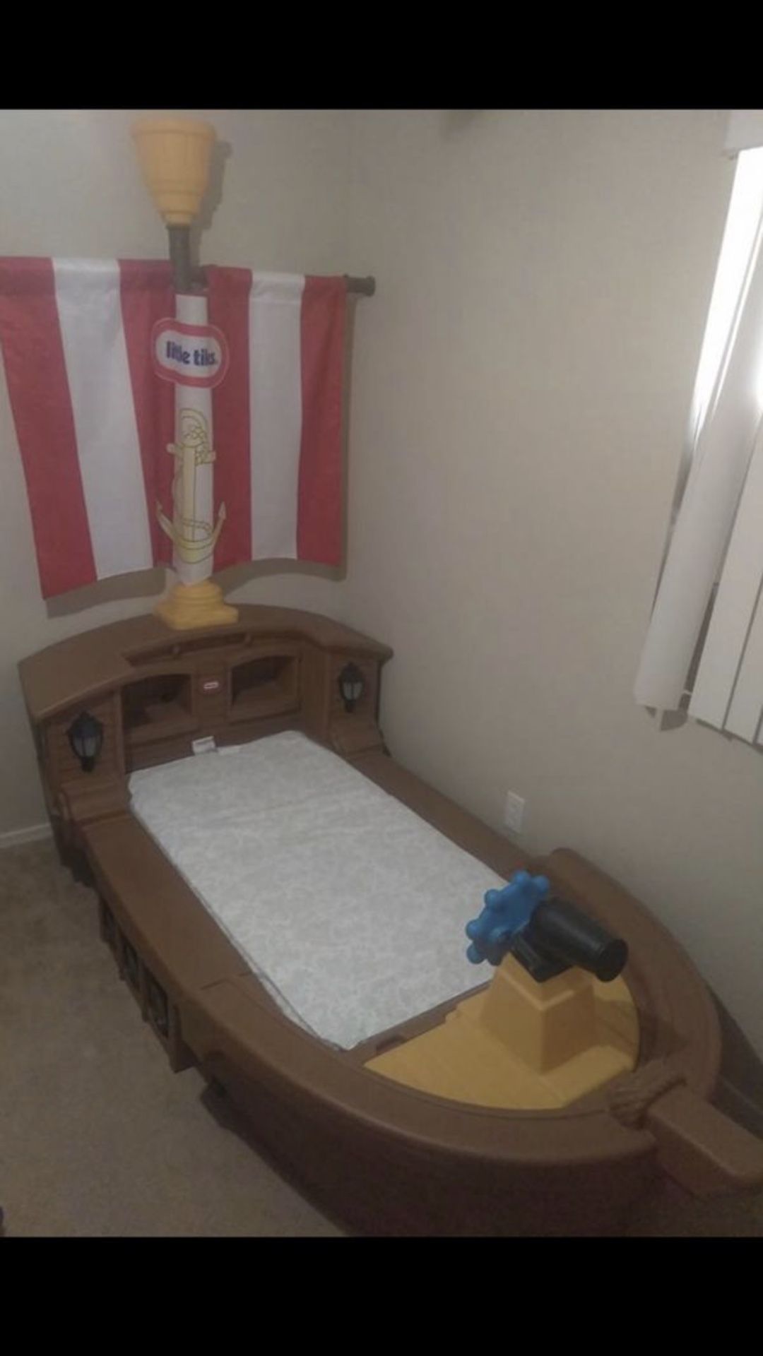 Children’s pirate ship bed, good condition mattress included