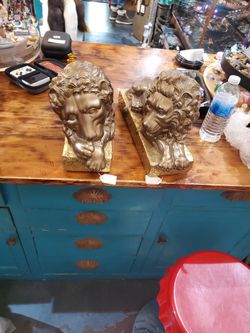 2 Lion Statues