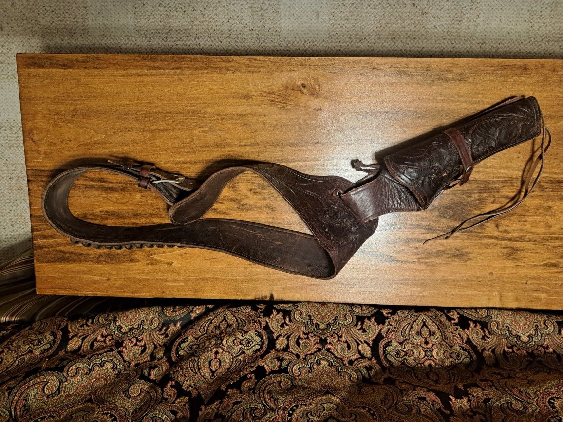 Gunfighter – Gun Holster and Belt
- ‘Buscadero’ style