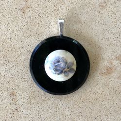 ⚫️ Pretty, black & white floral pendant made from two vintage cabochons