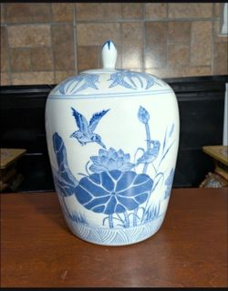 12"x 8" Vintage Chinese blue and white porcelain ginger jar