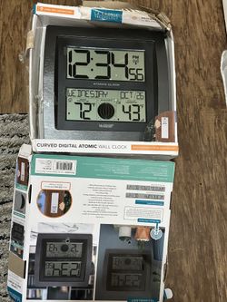 Curved Atomic Wall Clock with In/Outdoor Temperature in Black