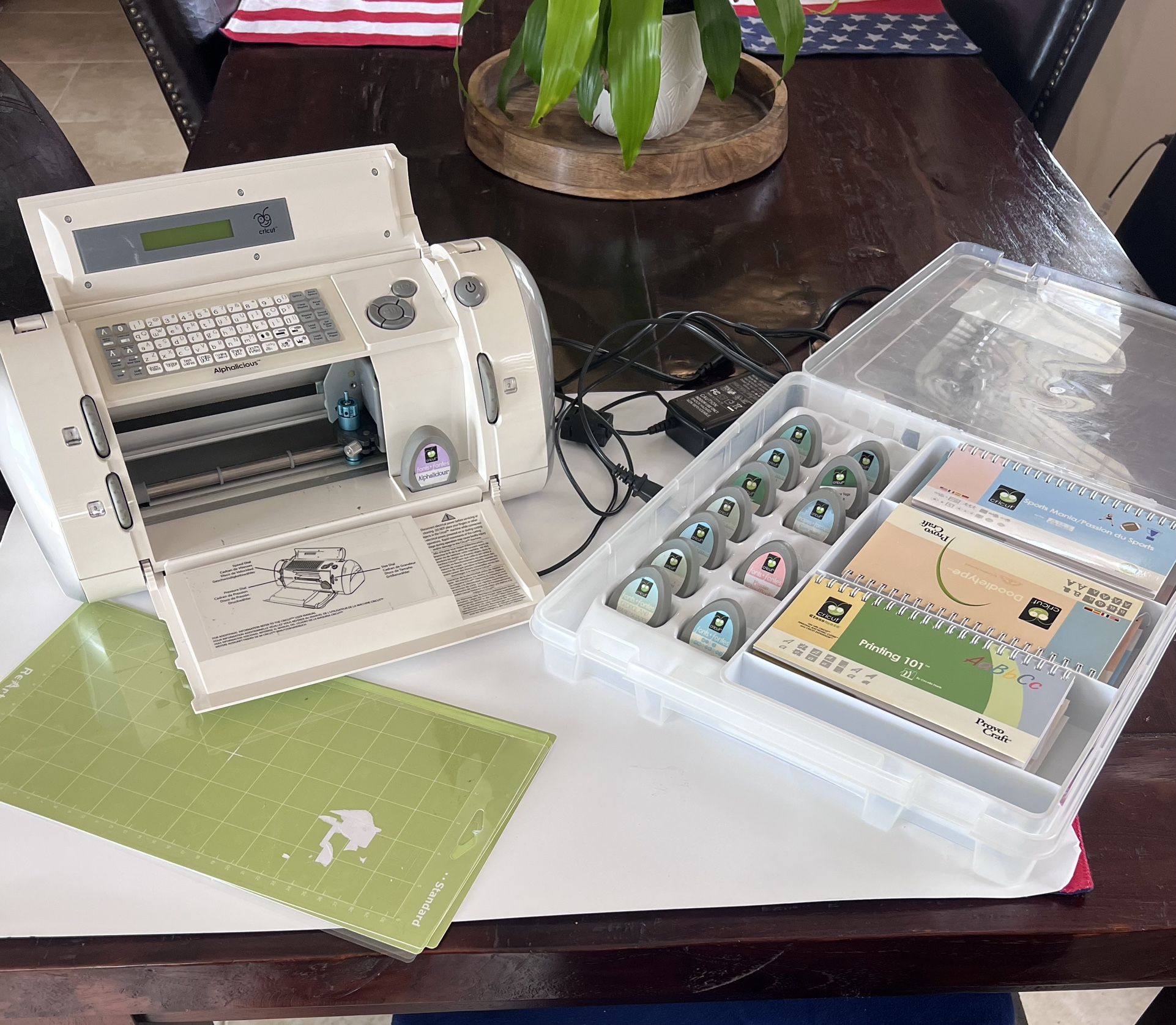 77546 CRICUT CRV001 PERSONAL ELECTRONIC CUTTER Bundle Case EXTRAS++ WORKS
