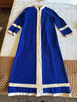 70’s VTG Vanity Fair Womens Velour Zip Front Collared Long Sleeve Robe