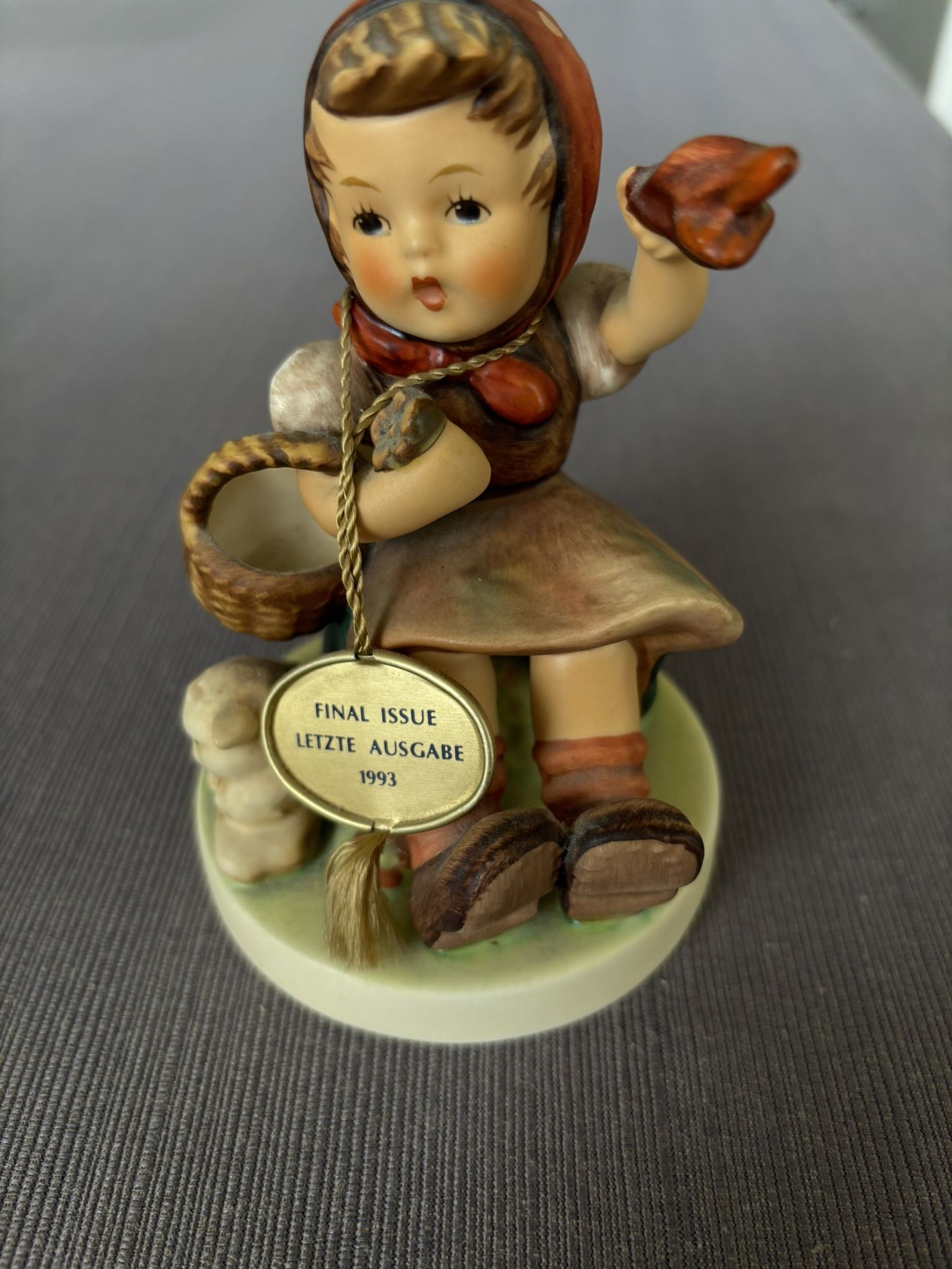 Vintage Original M.I. Hummel Porcelain Figurine, like new, Farewell #65 1993.