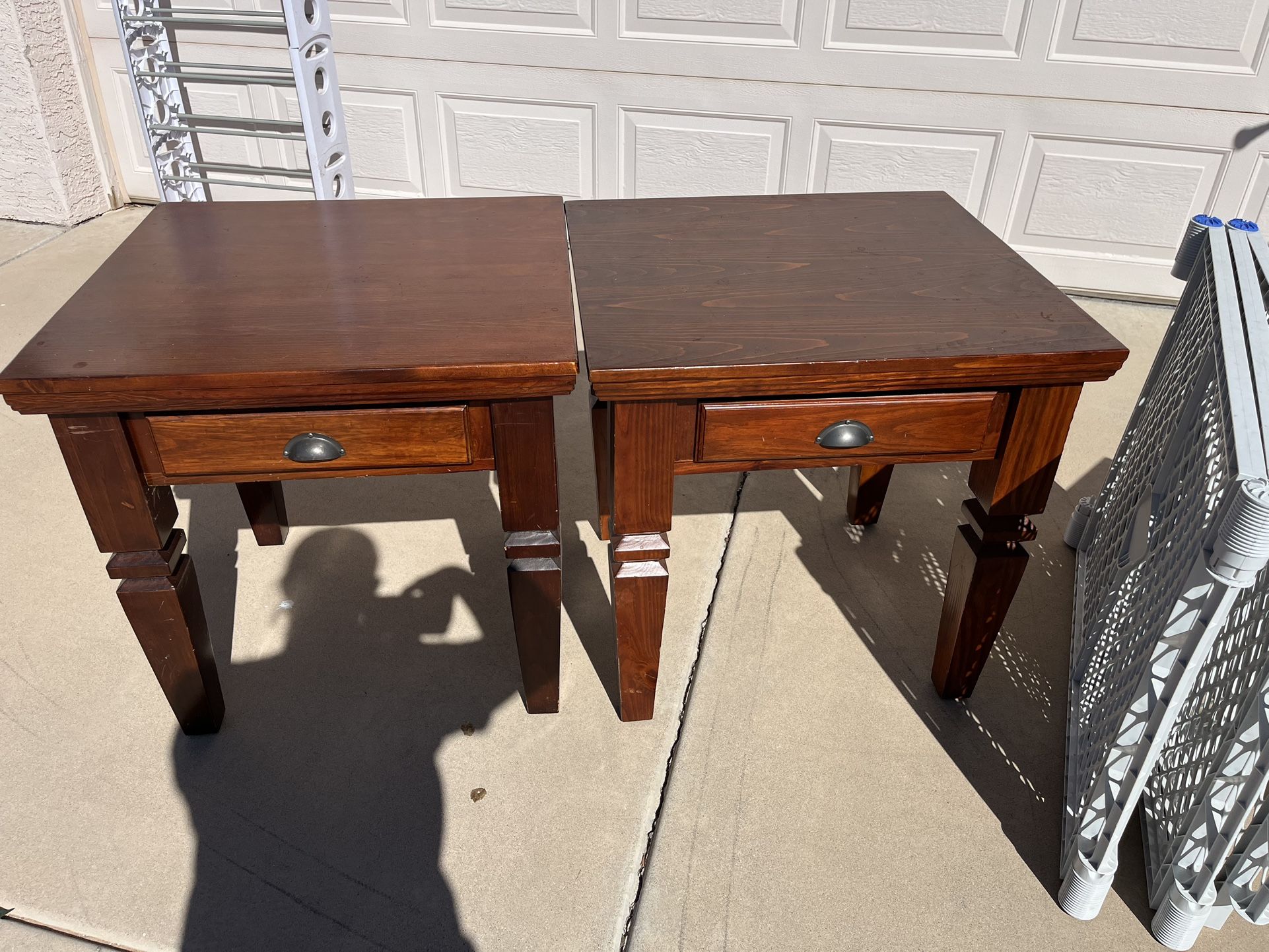 Set Of 2 End Tables **SOLID WOOD GREAT CONDITION**