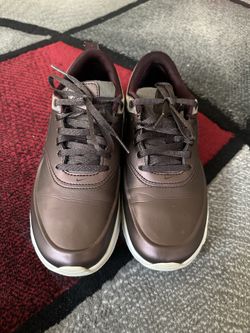 Nike size 6.5 women 15 dollars color bronze