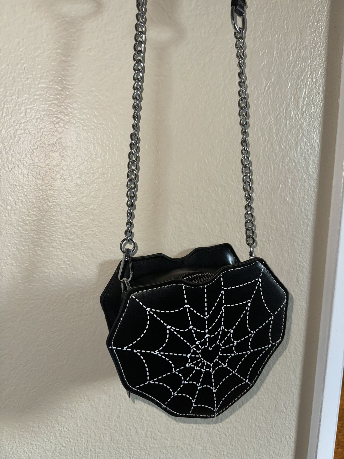 Web heart purse