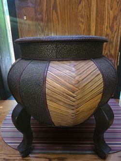 Beautiful Large Decorative Planter / Urn (Excellent Condition)