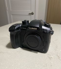 Panasonic Lumix GH5 Mirrorless Camera With Dummy Battery Power Supply Adapter