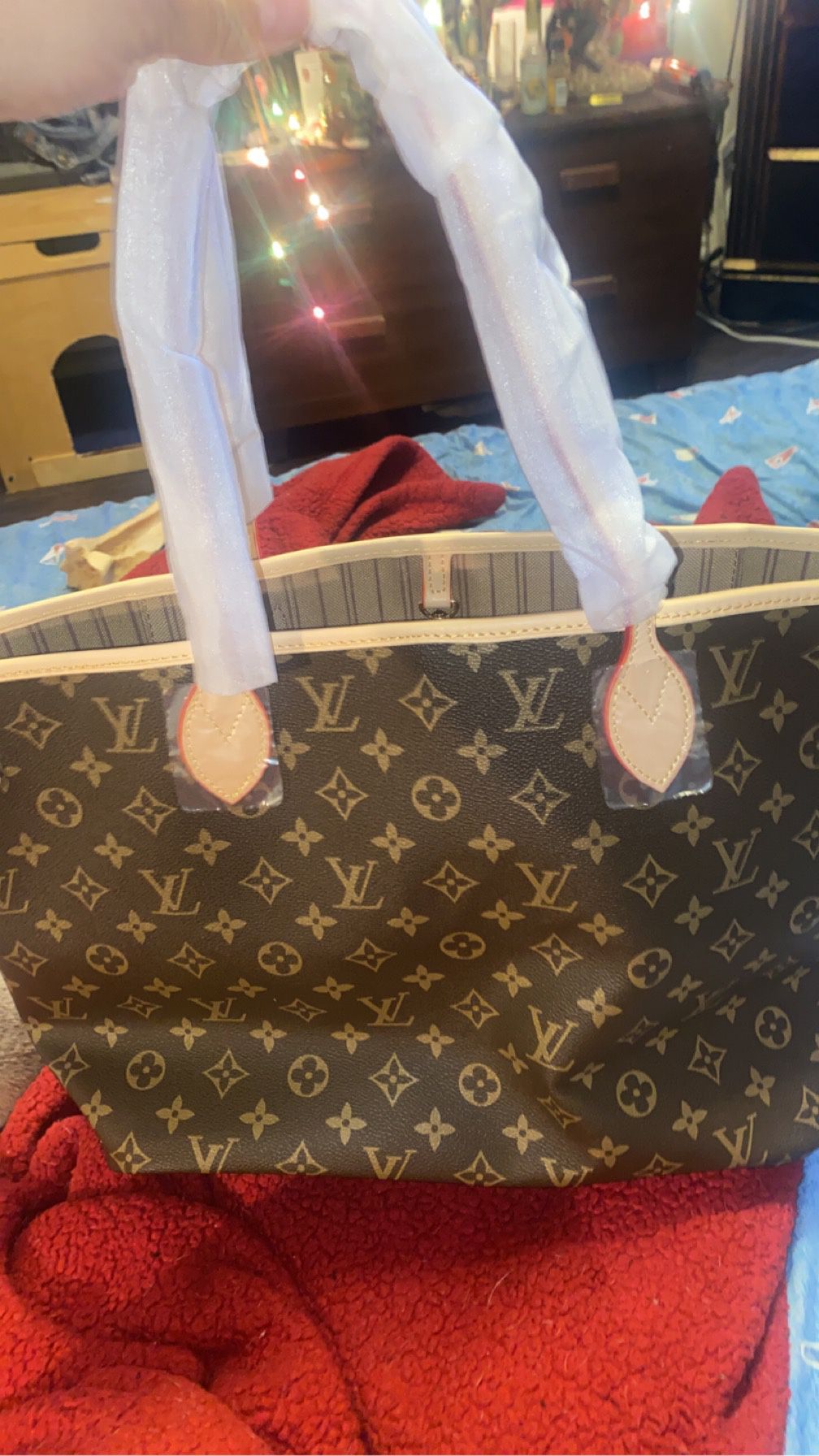 LV Purse With Pocket For Phone And Wristlet for Sale in Kempner, TX -  OfferUp