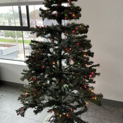 6ft Christmas Tree w/lights + Base Cover