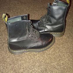 Size 7 Dock Martin. Black Boots