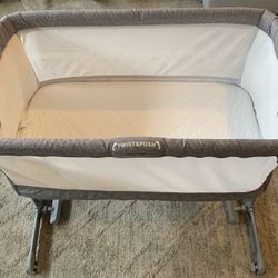 Baby Bassinet - twist and push - Very Clean