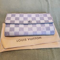 *Authentic* LOUIS VUITTON Damier wallet With Dust Bag