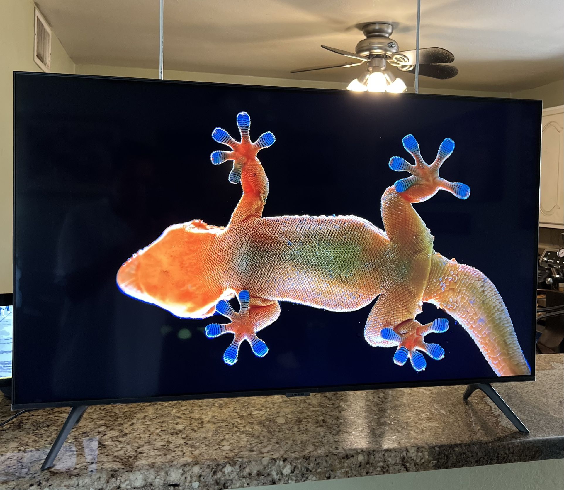SAMSUNG 43-Inch Class Crystal UHD CU7000 Series