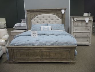 Steve Silver Highland Park King Tufted Bed - Driftwood Gray Finish, Upholstered Nailhead Headboard