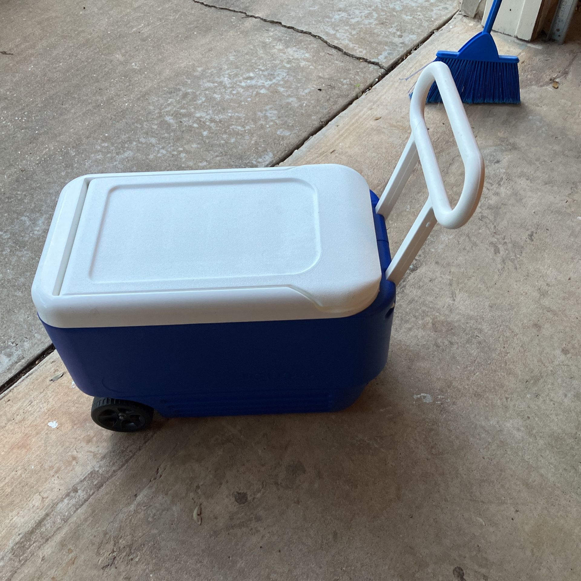 10gal Igloo Cooler With Wheels