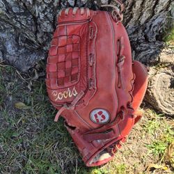 COORS "RARE" RED BASEBALL/SOFTBALL GLOVE.  ( SEE PICS) LOCATED IN GLENDORA. SEE MY PAGE FOR OTHER BASEBALL/SOFTBALL EQUIPMENT FOR SALE CHEAP!!!!