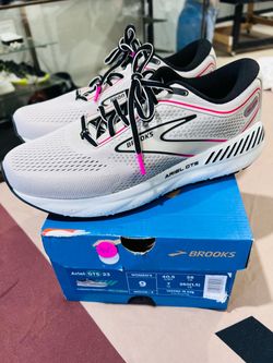 Womens Brooks size 9