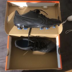 Legend 9 Club Fg/Mg Cleats Size 6.5 Boys
