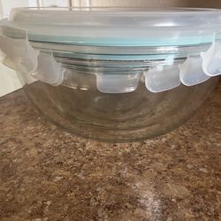 Glass bowls with lid & blender.