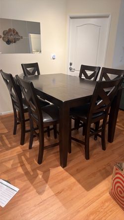 Beautiful wood dinning table with 8 chairs in very good condition