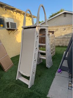 Above ground pool ladder