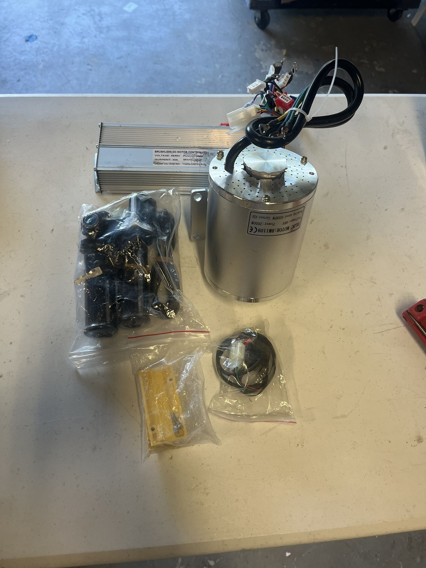 2000W 48V DC Brushless Motor w/Mounting Bracket &Controller &Key For E-Scooter