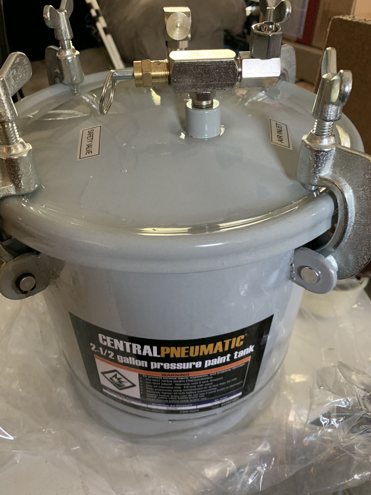 Paint can an sprayer