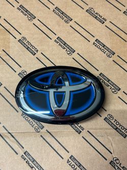 2020-2023 Toyota Corolla hybrid Front Grille Emblem 90975–02124 OEM 90975–02136
