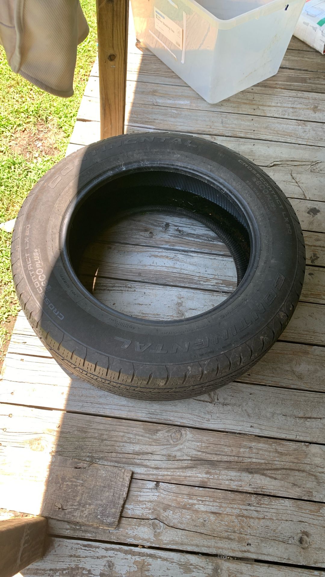 Like new tire no wires, showing good treads