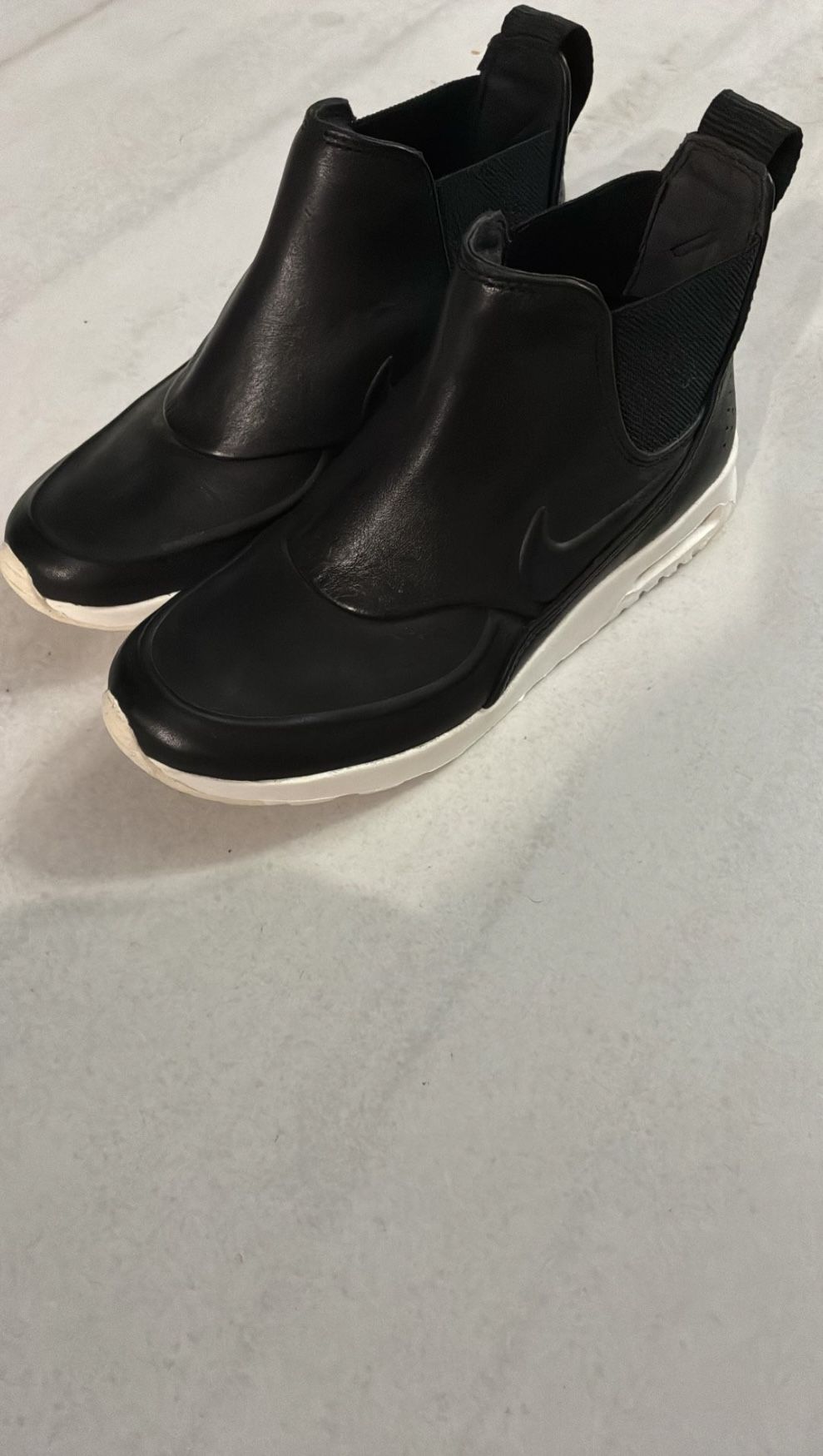 Nike Woman's Air max Leather Thea Mid Boots 6US