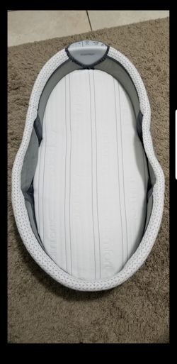 Dream On Me®️ Snug and Sleep Portable Co-sleeper. White /Gray