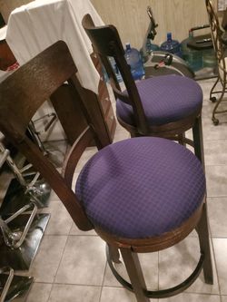 Se Venden par de taburetes para barra  Medidas de Frente 32 de altura  Giratorios