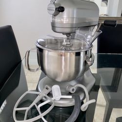 Kitchen Aid Stand Mixer - Professional Line - 6 Quarts - Silver for Sale in  Medley, FL - OfferUp