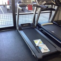 Life Fitness T3 GO High End Treadmill With ONLY 2 Run Hours Includes Warranty