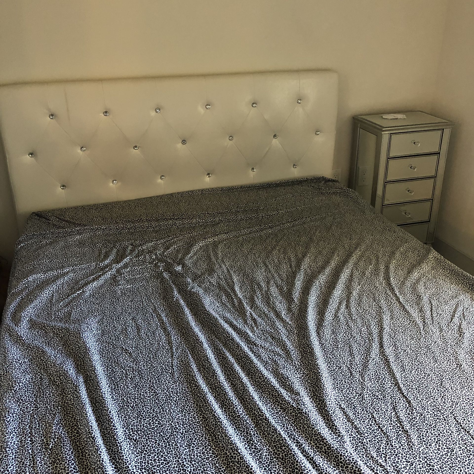 Bedframe and free mattress