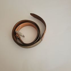 Martin Dingman Men's Genuine Calf Suede Belt Size 42 / 105 Khaki 
Handmade in USA Perfect shape, like new, please see the photos.
Weight 6oz plus ship