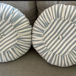 Beautiful Decorative Pillows - Pottery Barn Style - Like New!!!