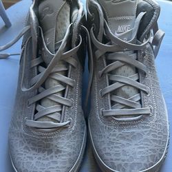 Basketball shoes