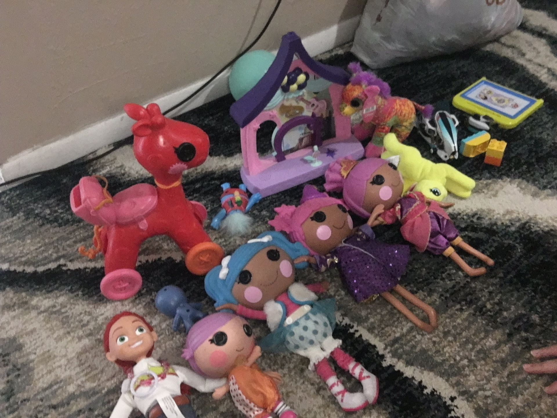 Lalaloopsy dolls selections all you see n the pic asking 40