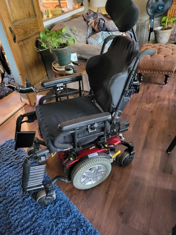 Quantum Edge Power Wheelchair W/ Tilt Recline NEW BATTERIES Seat Cushion Headrest