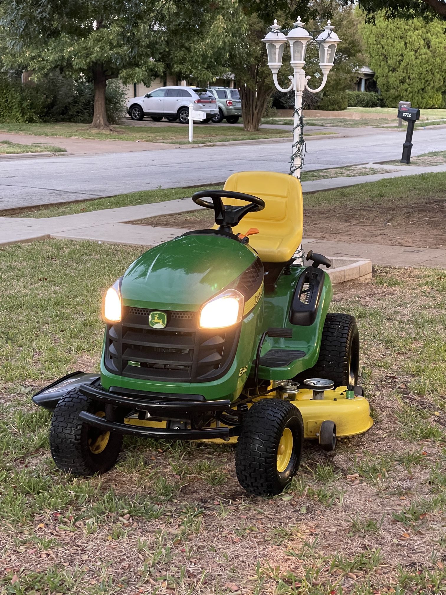 140 48 in. 22 HP V-Twin Gas Hydrostatic Riding Lawn Tractor